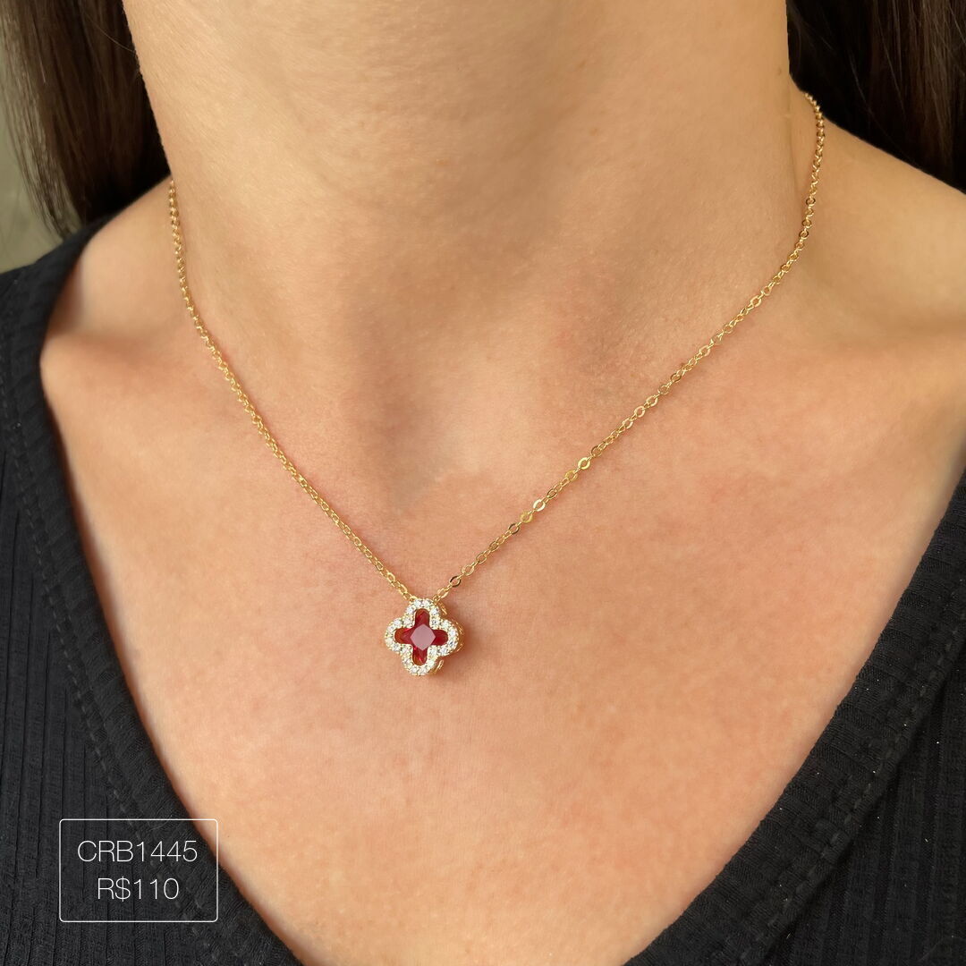 Colar de Trevo Vidro Vermelho Cravejado Cristal Dourado